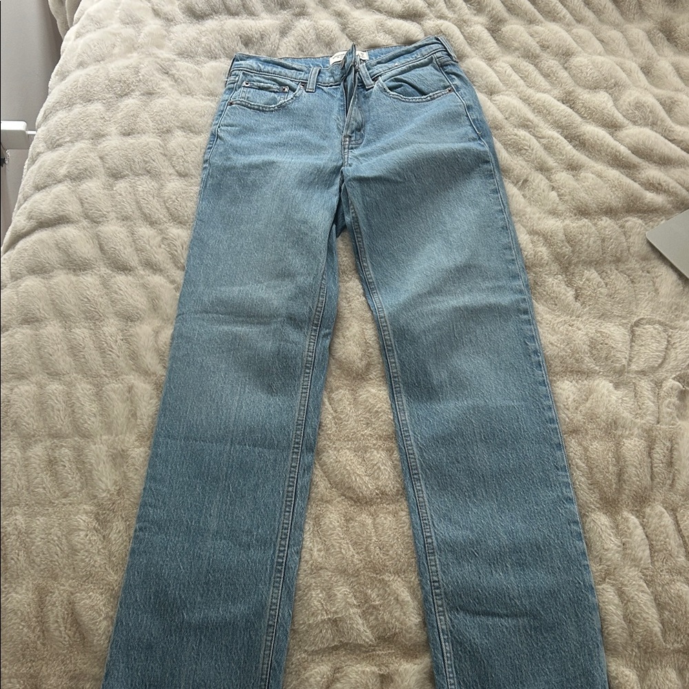 The 90s straight mid rise jeans